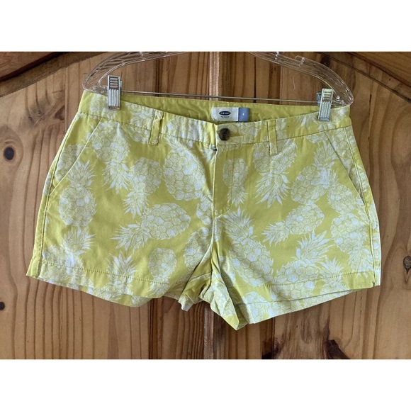 Women's Old Navy yellow green with white pineapple print chino shorts size 8 - Picture 1 of 9
